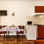 Gostinjska kuća Family Sara 3*
